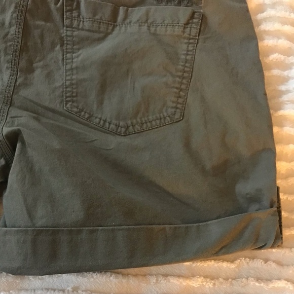 DKNY Jeans Green Camo Color Cuffed Shorts Size 4 - Picture 5 of 6